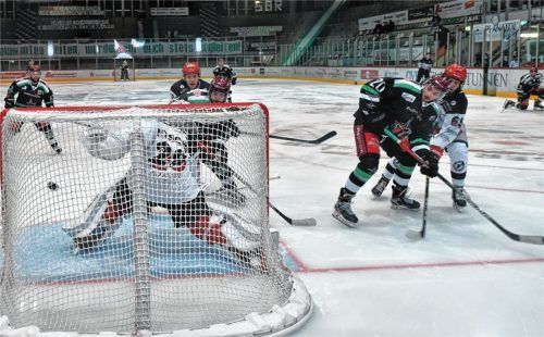 Entscheidender Moment: Simon Heidenreich erzielt das 4:3 für die Starbulls im letzten Drittel.Foto Ziegler