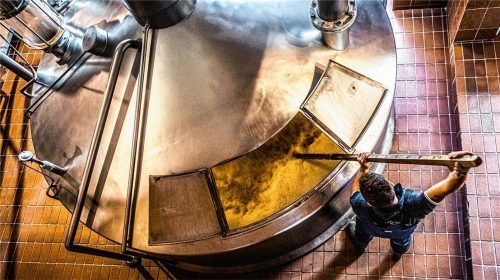 Es brodelt – im Kessel und in den Chefetagen der heimischen Brauereien. Die Corona-Pandemie sorgt zwar einerseits für erhöhten Bierumsatz im Heimkonsum, andererseits aber für viele offene Fragen hinsichtlich der Absätze in der Gastronomie und auf Veranstaltungen. Foto Brauerei Maxlrain