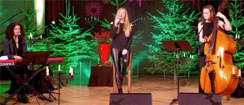„Es werd scho glei dumpa“: Die „Drei Damen“ – Andrea Hermenau, Lisa Wahlandt und Christiane Öttl (von links) – singen eine leicht verjazzte Version des bayerischen Weihnachtsklassikers. Foto Janka