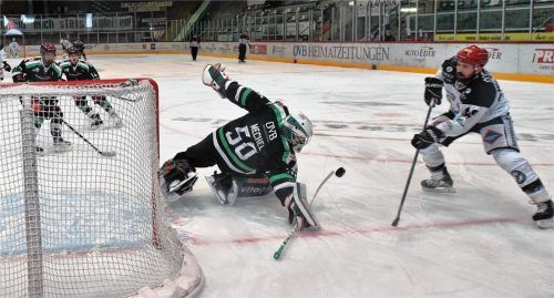 Fast wären es am Freitag vier Treffer am Stück für Passau gewesen, aber Starbulls-Goalie Andreas Mechel verhindert mit vollem Einsatz einen Treffer von Jeff Smith.Foto Ziegler