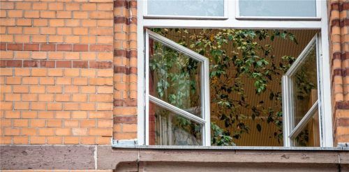Fenster auf: Die Schulen in Rosenheim setzen im Moment auf regelmäßiges Stoßlüften. Zur Verbesserung der Lüftung will die Stadt jetzt Kohlendioxid-Sensoren und Luftreinigungsgeräte besorgen. Foto dpa
