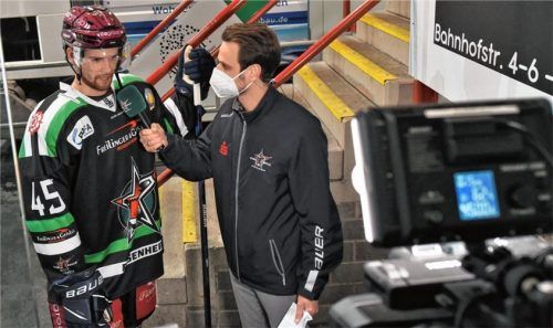 Förderlizenzspieler Garret Pruden, hier beim Interview in der Drittelpause mit Bulls TV-Moderator Darwin Kuhn, wäre in Peiting auch dabei gewesen. Jetzt fällt das Spiel aus.