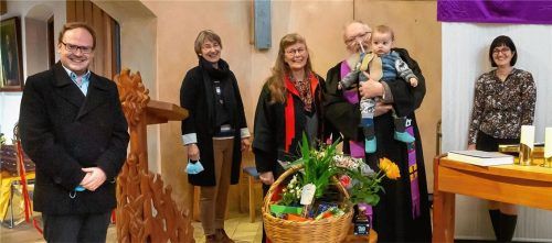 Für ihr 20-jähriges seelsorgerisches Wirken in der evangelischen Pfarrgemeinde Prien wurden Christine und Karl-Friedrich Wackerbarth jetzt geehrt (von links): Bürgermeister Andreas Friedrich, Beate Bolz, das Pfarrer-Ehepaar mit Enkel Samuel, Danielle Kraus.Foto Berger
