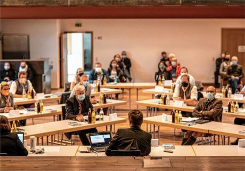 Gelungenes Experiment: In Prutting sitzen die Gemeinderäte nicht entsprechend ihrer Parteizugehörigkeit zusammen, sondern bunt gemischt nach Losentscheid.Foto gemeinde