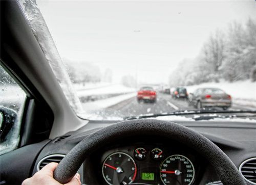 Glätte-Warnsysteme werden bereits heute in Fahrzeugen als ein Assistenzsystem angeboten. Foto djd/Verband der Kali- und Salzindustrie e.V./Getty Images/CasarsaGuru