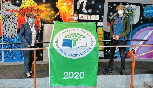 Haben das Sebastian-Finsterwalder-Gymnasium Rosenheim erneut zur „Umweltschule in Europa“ gemacht: (von links) Schulleiterin Brigitte Würth, Lehrerin Franziska Wünsche, die den Arbeitskreis Umwelt betreut, und Zwölftklässler Fabian Edmeier, Leiter des Arbeitskreises Umwelt.Foto SFG