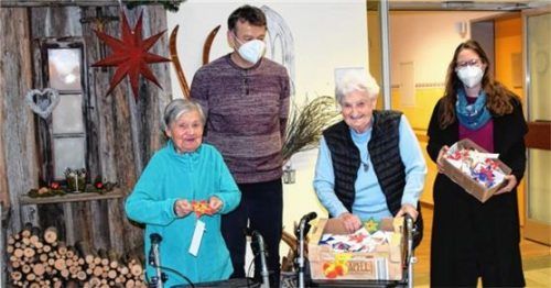 Haben Sterne für die Weihnachtsgottesdienst-Tüte gebastelt (von links): Altenheimbewohnerin Walburga Loos, Heimleiter Jakob Hartmann, Bewohnerin Alice Strehl und Pastoralreferentin Barbara Huber bei der Übergabe der Sterne. Foto re