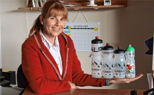 Heike Wiener mit ihren Produkten, die sie unter dem Label „criwinic“ auf Amazon vertreibt. Foto Wiener