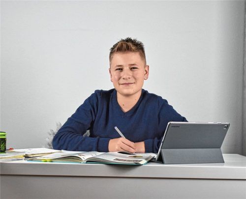 Homeschooling ist für viele Schüler zum Alltag geworden. Wie es ihm in der Corona-Zeit bisher erging, berichtet Luca Elias Hönert aus Flintsbach. Foto RE