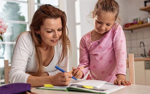 Homeschooling: Ohne die Unterstützung eines Erwachsenen geht es nicht. Oft ist es die Frau, die ihre beruflichen Ambitionen zurücksteckt.Foto pixabay