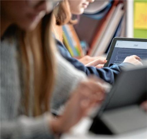 I-Pads für die Rosenheimer Schulen: In den vergangenen Monaten haben die Mitarbeiter der Stadt alle Gymnasien und Realschulen mit Leihgeräte ausgestattet. Foto dpa