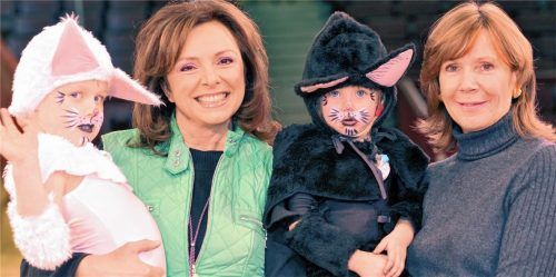 Ihr Herz schlägt für Kinder: Prinzessin Ursula von Bayern, hier bei einer Galashow für Inklusion im Circus Krone 2009, mit TV-Moderatorin Uschi Dämmrich von Luttitz (links). Heuer ist sie Patin der OVB-Weihnachtsaktion. Fotos ARCHIV DPA
