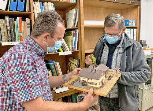 Im Archiv der Gemeinde: Bürgermeister Daniel Mair (links) und Rupert Wörndl, Vorsitzender des Heimat- und Kulturvereins, mit einem Modell des ehemaligen Frasdorfer Bahnhofs. Foto Hötzelsperger