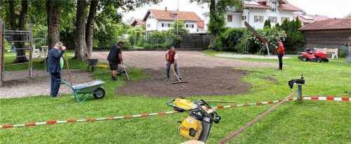 Immer schön auf Abstand: Mitglieder des Siedlungsvereins bei gemeinsamer Arbeit am vereinseigenen Spielplatz.