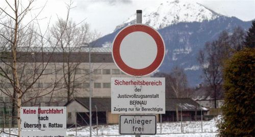 In der JVA Bernau brach ein 38-jähriger Häftling bei einem Wutausbruch einem 44-jährigen Beamten die Nase. Der psychisch kranke Mann wird laut Richterspruch in einer Psychiatrie untergebracht. Foto dpa