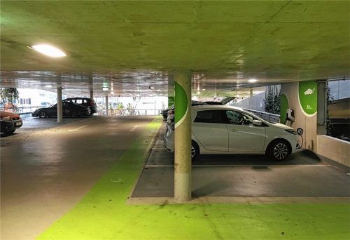 In Tiefgaragen und Parkhäusern, hier das Gebäude am Kolbermoorer Rathaus, soll die Stellplatzlänge laut neuer Satzung künftig fünf Meter betragen. Foto Weinzierl