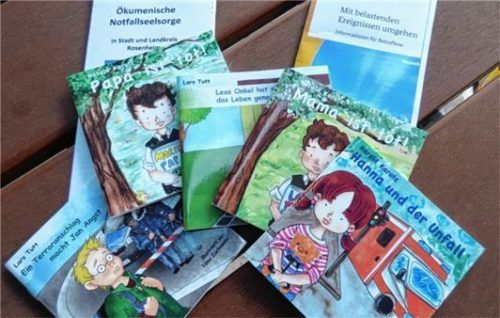 Infomaterial für Groß und Klein haben die Notfallseelsorger immer dabei, Peter Peischl zudem einen Teddybären, das Ehepaar Bolz Steine in Herzform.