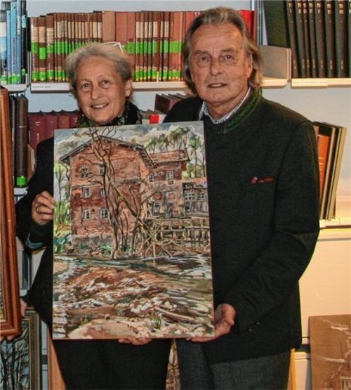 Inge und Eberhard Wiederhut mit einem großformatigen Werk von Adeline Schnekenburger.Foto re