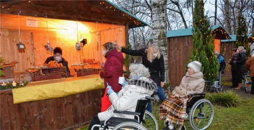 Intern und unter Einhaltung der Hygienemaßnahmen fand ein kleiner Christkindlmarkt auf dem Gelände des Altenheims statt.Foto re