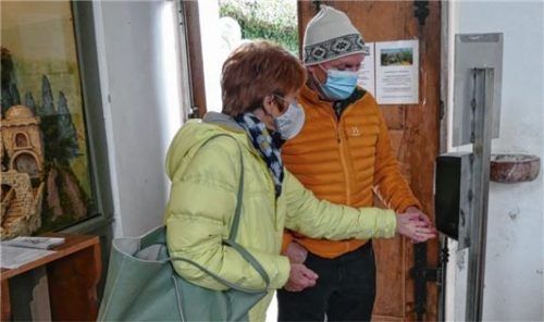 Irmgard und Hansjörg Kurz testen die Handdesinfektion.