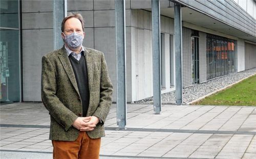 Jetzt heißt es auch für Rektor Markus Rinner, abwarten und hoffen, dass in den nächsten Wochen die Infektionszahlen sinken. Seit Mittwoch ist die Pauline-Thoma-Schule in Kolbermoor verwaist, die Schüler werden im Distanzunterricht betreut. Foto Riediger