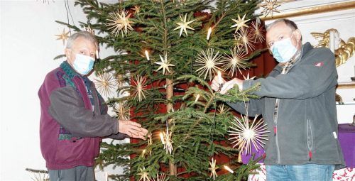 Josef Beyer (links) schmückt seit 60 Jahren die Christbäume in der Wildenwarter Kirche, Ernst Strunz hilft ihm seit 50 Jahren.Foto hötzelsperger