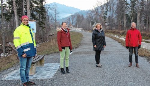 Josef Hamberger (links) und Dr. Hadumar Roch (rechts) vom Rosenheimer Wasserwirtschaftsamt bei der Begehung mit der Nußdorfer Bauamtsleiterin Sonja Rankl (Zweite von links) und der Zweiten Bürgermeisterin Susanne Grandauer. Foto  Steffenhagen