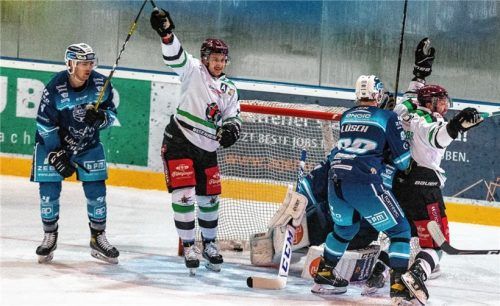 Jubel bei Dominik Daxlberger (links) und Curtis Leinweber über das 1:0 von Kyle Gibbons.