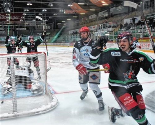 Jubel über seinen bisher letzten Treffer: Simon Heidenreich (rechts) traf zum 4:3 gegen Passau. Foto Ziegler