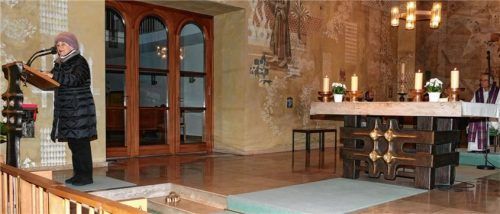 Julitta Fleischmann, Vorsitzende des Akademikerzirkels, würdigte die verstorbenen Mitglieder, für die Kerzen brannten.Foto janka