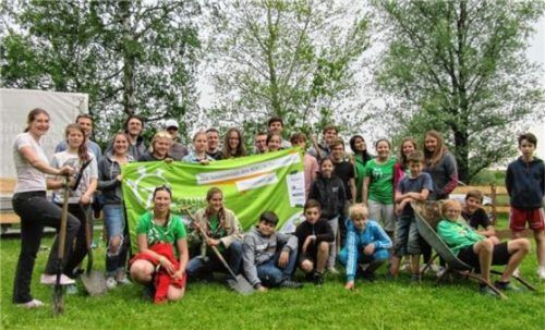 Kathrin Moser (stehend, Fünfte von rechts im grünen T-Shirt) und die Großkarolinenfelder Pfadfinder im Mai 2019 bei einer dreitägigen Hilfsaktion. Foto re