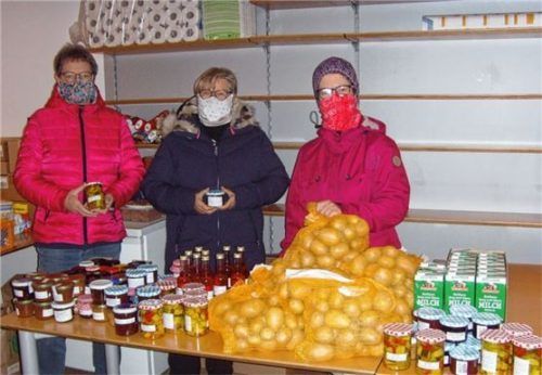 KFD-Vorsitzende Marianne Mayer (Mitte) und Martina Mauder (geistliche Begleitung) übergaben die Spende an Dagmar Badura (links), die sie erfreut entgegennahm.Foto Kaul