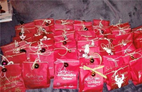 Kleine rote Tüten verteilen die Höslwanger Hubertusschützen an ihre Mitglieder als Weihnachtsfeierersatz.Foto re