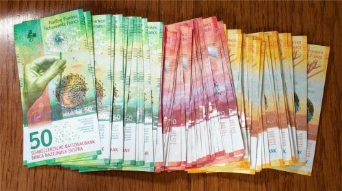 Knapp 3,5 Millionen Schweizer Franken aus einem fingierten Raubüberfall hatte der Angeklagte (31) auf dem Speicher seiner Eltern in Rosenheim versteckt. Foto dpa