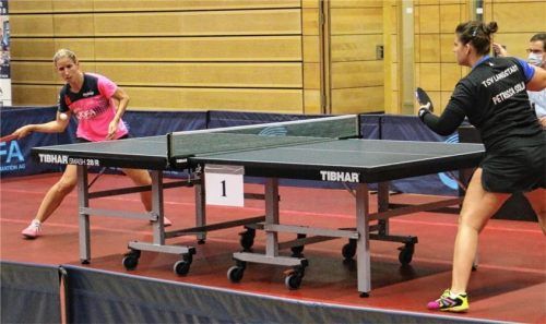 Kristin Lang – hier erfolgreich im Spiel gegen Petrissa Solja – durfte mit ihrer Leistung nach ihrer Verletzungspause durchaus zufrieden sein.Foto Erlich