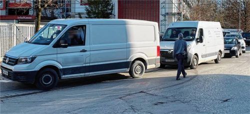 Lange Schlangen am Wertstoffhof: Besonders am Freitagnachmittag und am Samstag müssen Kunden mit erheblichen Wartezeiten rechnen.Foto  re