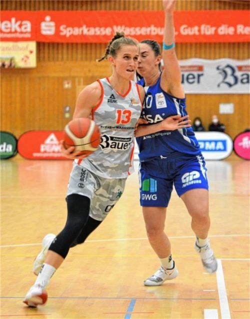 Leonie Fiebich, die erfolgreichste Wasserburger Werferin war, zieht hier an ihrer Gegenspielerin vorbei.Foto Hörndl