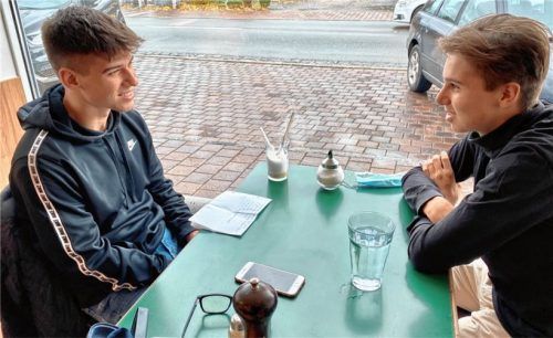 Marco Brenner (rechts) im Gespräch mit OVB- Sportvolontär Leon Simeth. Foto Ziegler