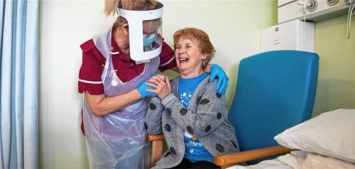 Margaret Keenan (rechts) wird von der medizinischen Mitarbeiterin Lorraine Hill im Universitätskrankenhaus Coventry darauf vorbereitet, das Krankenhaus zu verlassen. Die 90-Jährige war die erste, die am Dienstag in Großbritannien eine Corona-Impfung erhielt. Das Thema Corona-Impfung beschäftigt natürlich auch unsere Leser. Foto dpa