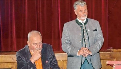 Markus Ritter (sitzend) und Barthl Irlinger vom Verein Chiemgauer Privatvermieter hoffen auf Corona-Entschädigungen. Foto Archiv Hötzelsperger