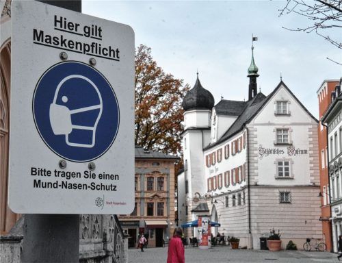 Maskenpflicht in der Fußgängerzone: Wer sich nicht an die Regeln hält, muss mit einem Bußgeld rechnen. Um die Bearbeitung des Verfahrens kümmern sich die Mitarbeiter des Rosenheimer Ordnungsamtes, die seit Beginn der Pandemie alle Hände voll zu tun haben.Foto schlecker