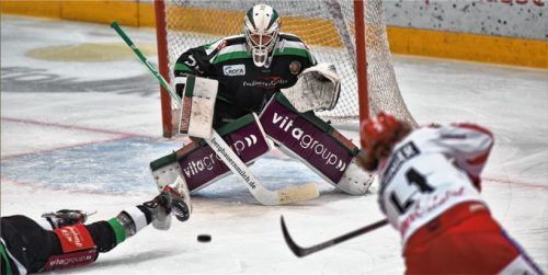 Mehr als 70 Minuten blieben die Starbulls-Torhüter – hier Andi Mechel bei einem Schuss des Selbers Brad Snetsinger – am Wochenende unbezwungen.Foto Ziegler
