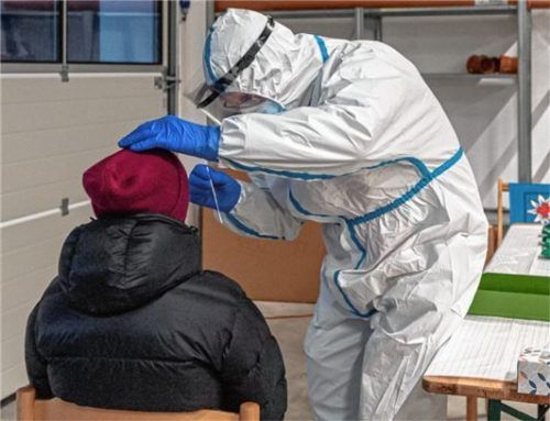 Michael Werner von der Bergwacht in Brannenburg bei einem Test. Vorab wurde er von einem Arzt in der Technik des Abstrichnehmens geschult.