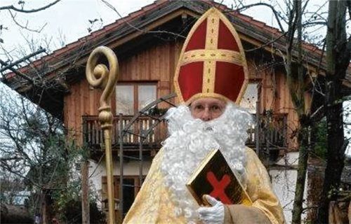 Mit Bart und Robe: Gerhard Haußmann in seinem Nikolaus-Gewand auf dem Weg zu den Rosenheimer Kindern.