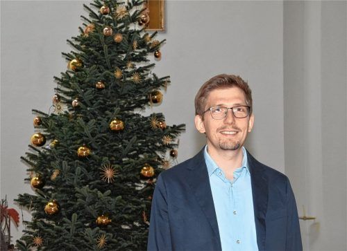 Mit Baum, aber ohne Krippenspiel: Der Dekanatskantor Johannes Eppelein hat mit dem Jugendchor der Rosenheimer Apostelkirche eine coronakonforme Variante der Jesusgeschichte entwickelt.Foto Schlecker