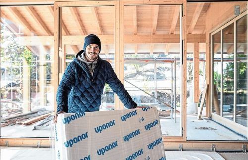 Mit großem Spaß auf der Baustelle – Ex-Skistar Felix Neureuther packt an. Foto Uponorfendstudioscom/djd