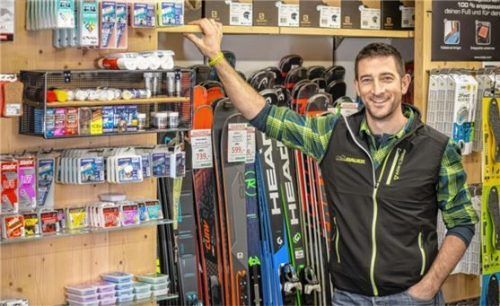 Muck Bauer aus Schleching verkauft derzeit keine Alpinski: wegen Corona und mangels Schnee. Foto Gasser
