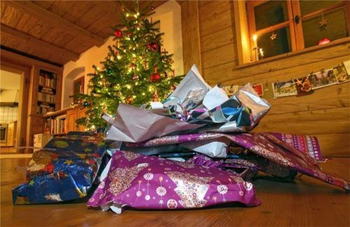 Nach dem Auspacken der Weihnachtsgeschenke bleibt viel Müll übrig. Foto dpa