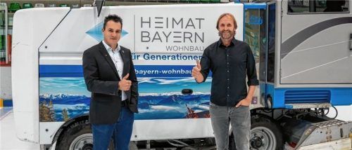 Nach der Vertragsunterzeichnung: Daniel Bucheli, Geschäftsführer der Starbulls Rosenheim (links), und Stefan Mayer, Geschäftsführer der Heimat Bayern Wohnbau GmbH.Foto Starbulls