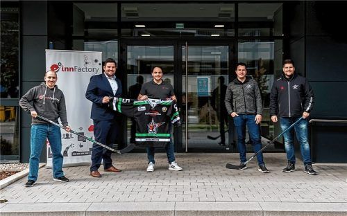 Nach der Vertragsunterzeichnung: (von links) Anton Spöck, Tobias Jonas, Maximlian Grassl von der innFactory mit Daniel Bucheli und Andreas Huber, von den Starbulls Rosenheim, vor dem Stellwerk18 in Rosenheim.Foto Starbulls